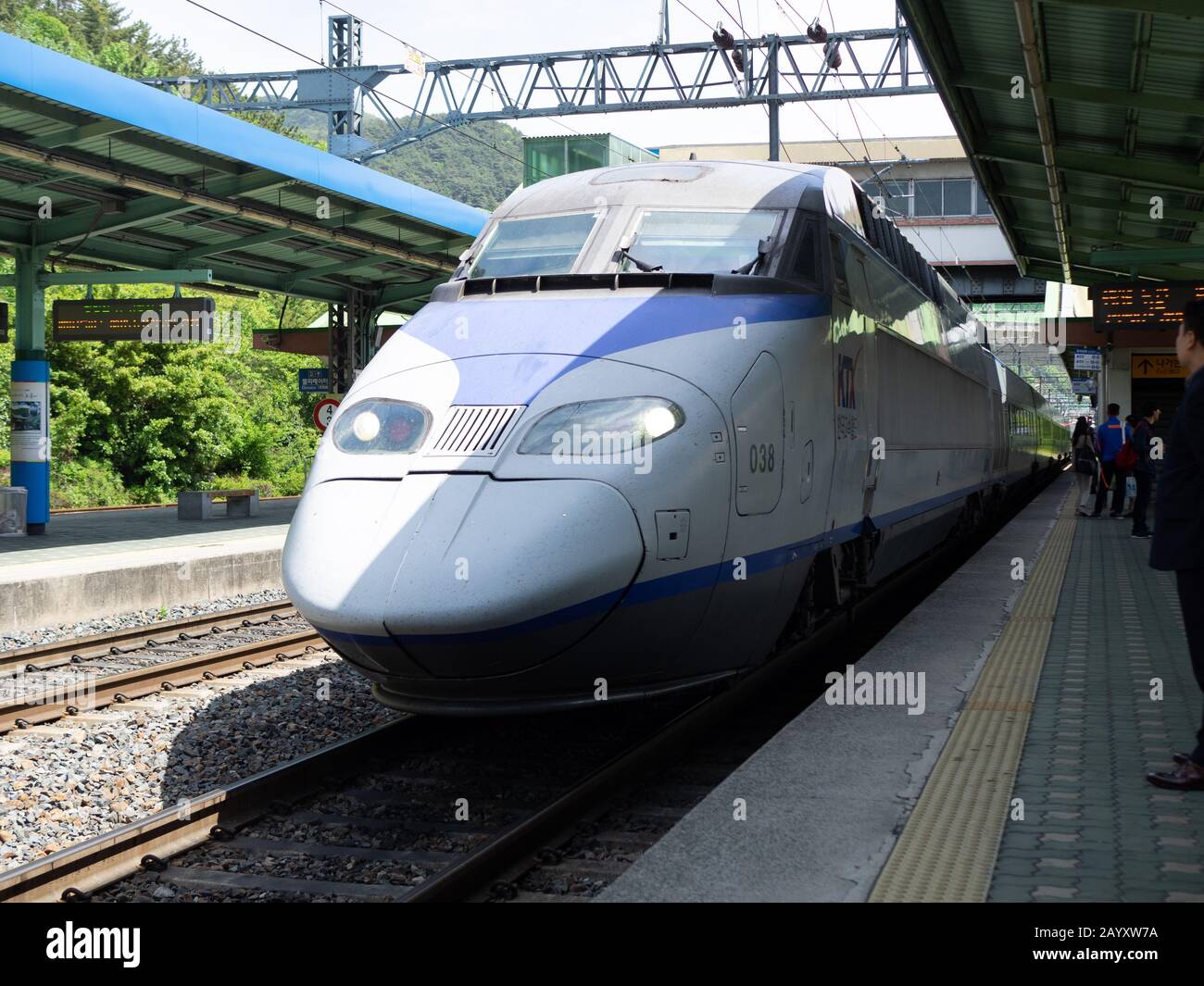 Südkoreanischer Hochgeschwindigkeitszug KTX im Bahnhof. Stockfoto