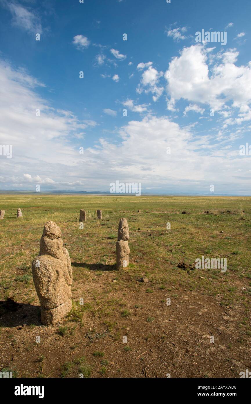 Ongot Grave (neolithisches Grab) im Tal des Tuul River mit behauenen Grabsteinen, die von Menschen turkstämmigen Ursprungs etwa 1200 eingehauen wurden? Vor 1400 Jahren, Hustai Nat Stockfoto