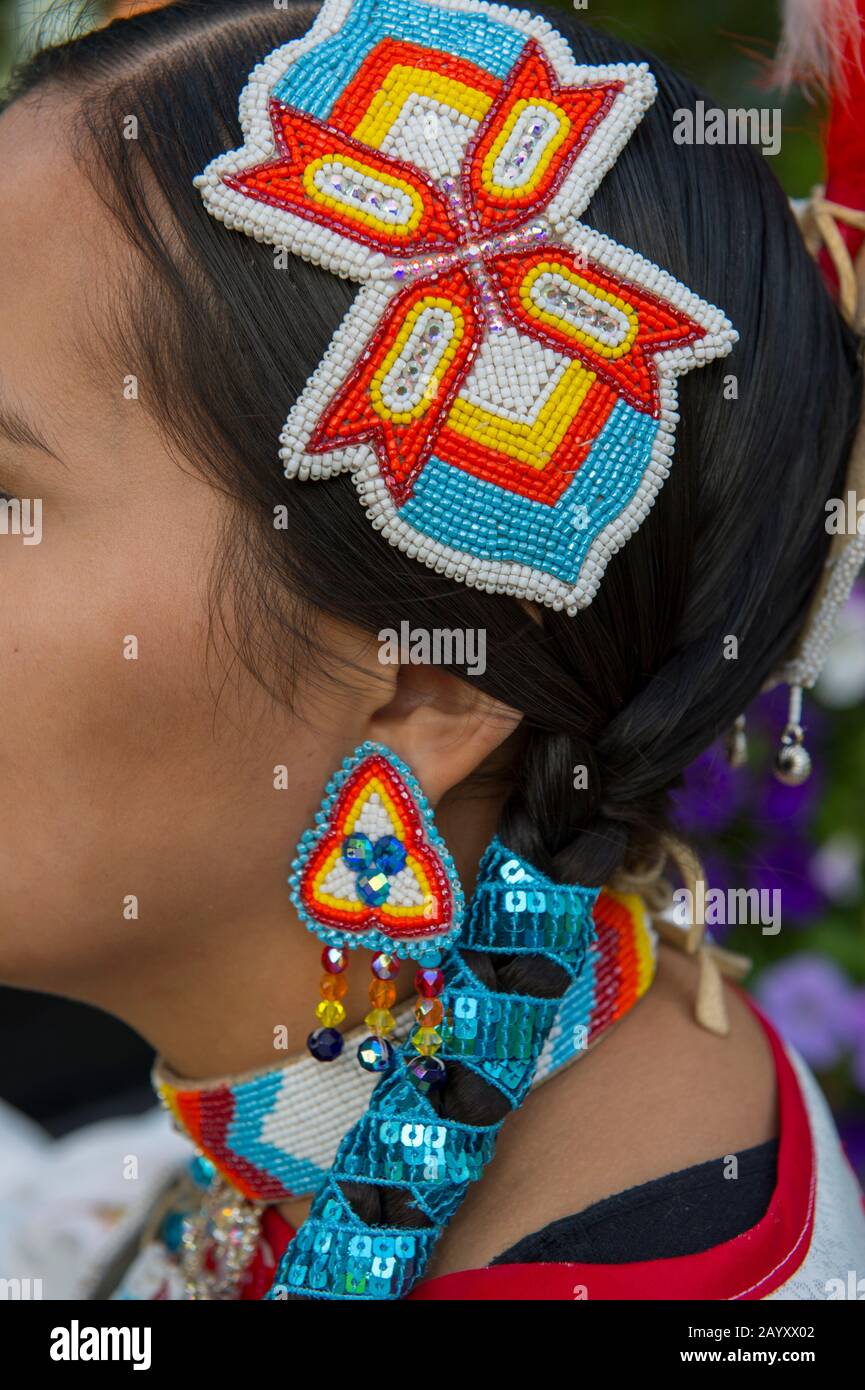 Detail der Perlendekorationen einer jungen salischen Frau (Modellversion 20140213) in einem Jingle Kleid in Averill's Flathead Lake Lodge, einer Dude Ranch in der Nähe von Kali Stockfoto