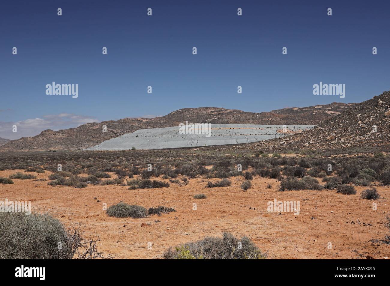 Blick auf Schlackenhaufen aus dem Naturschutzgebiet Goegap, Mineralgewinnung, Karoo, Südafrika November Stockfoto