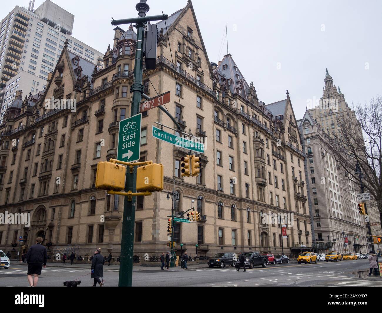 New YORK CITY - 28. MÄRZ: Kreuzung Central Park West und W72 Street, am 28. März 2017 in New York, New York. Stockfoto