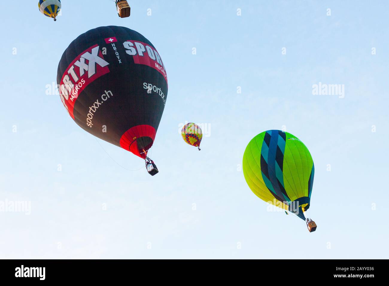 Manacor, Mallorca, Spanien - 27. Oktober 2019: FAI European Hot Air Balloon Championship in Spanien. Luftballons im Flug Stockfoto