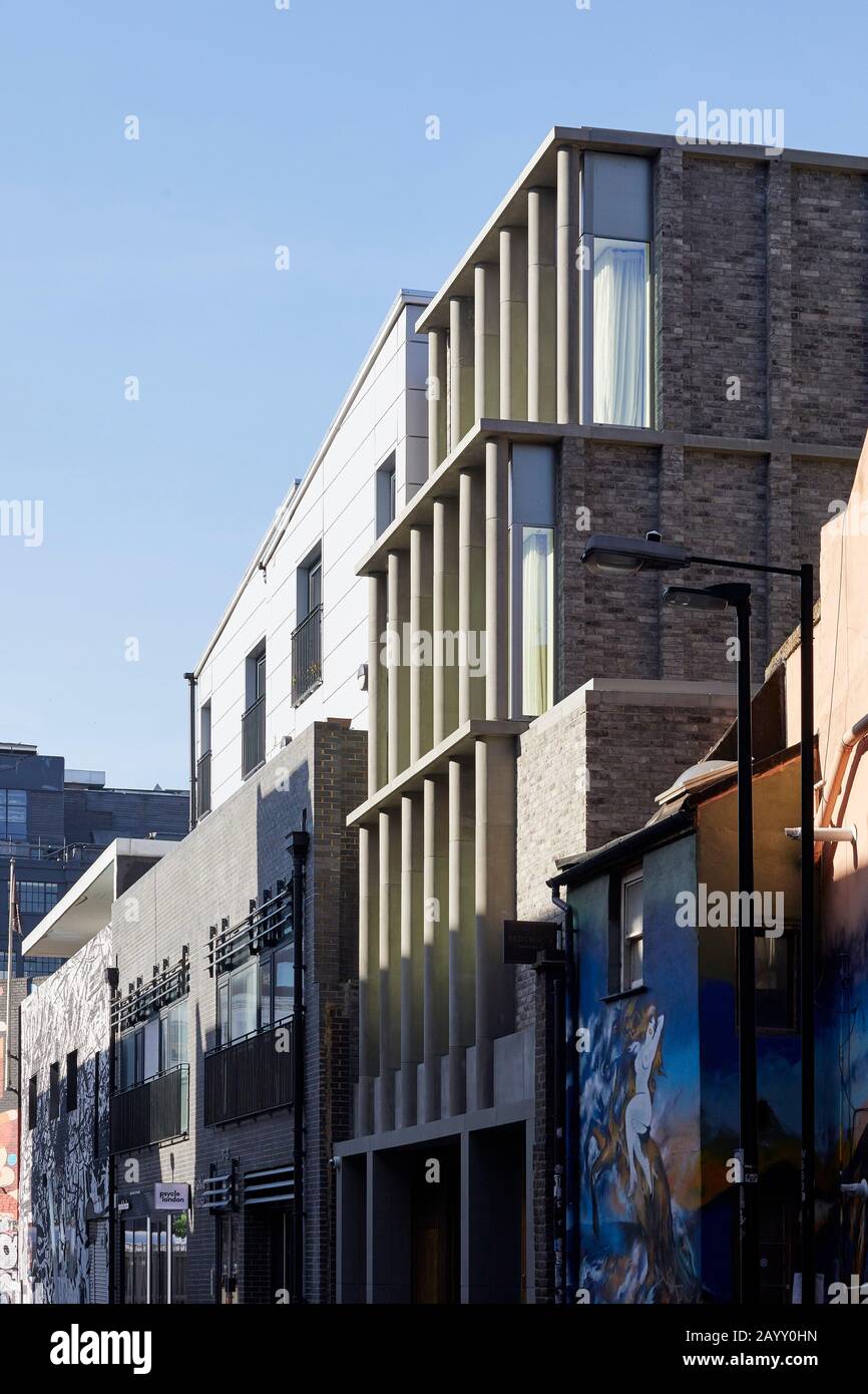 Fassadenperspektive. Redchurch Town House, London, Großbritannien. Architekt: 31/44 Architekten, 2019. Stockfoto