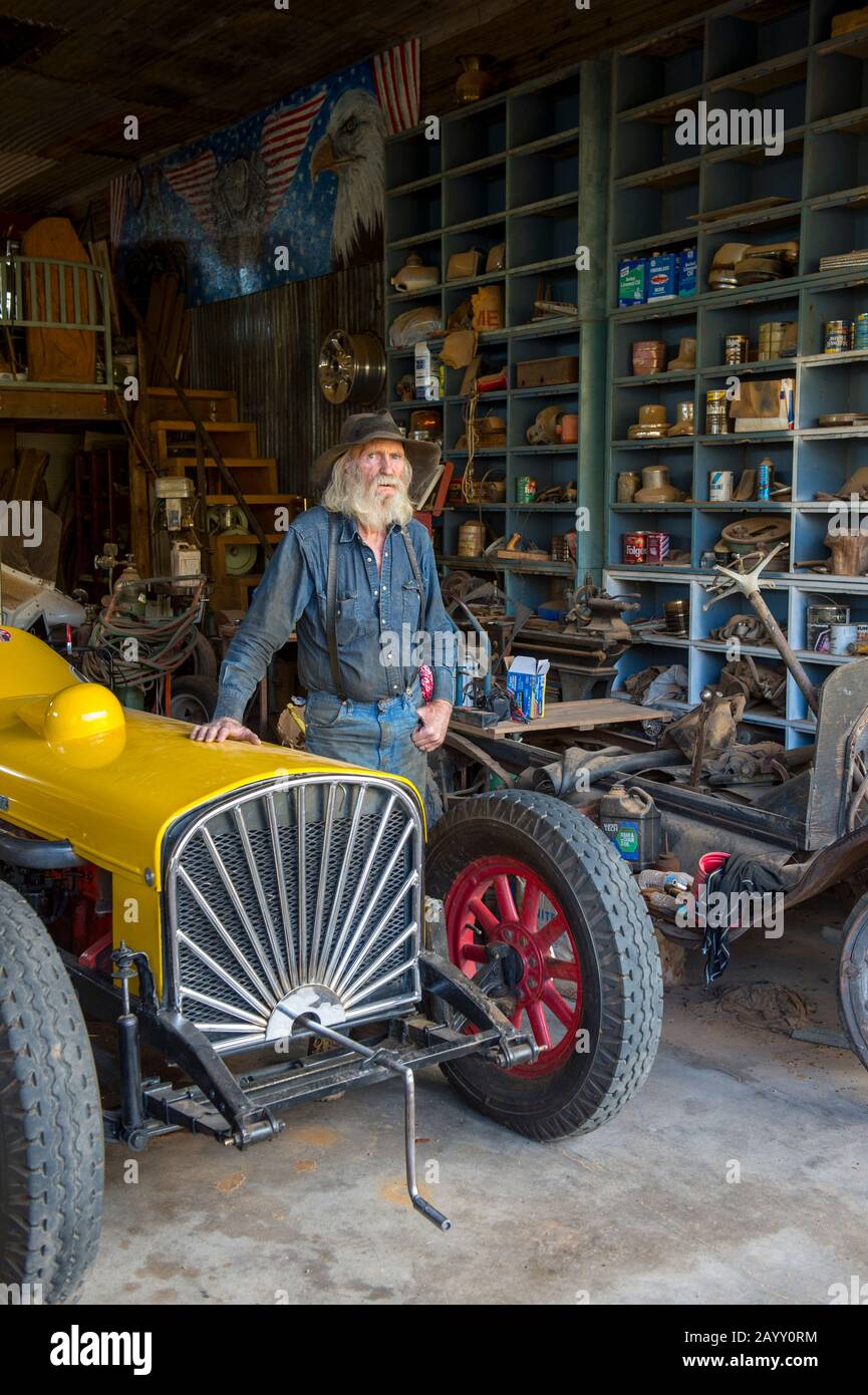 Don Robertson, der Besitzer und Gründer der historischen Goldkönigsmine und Geisterstadt aus den 1890er Jahren außerhalb von Jerome in Arizona, USA, in seiner Werkstatt w Stockfoto