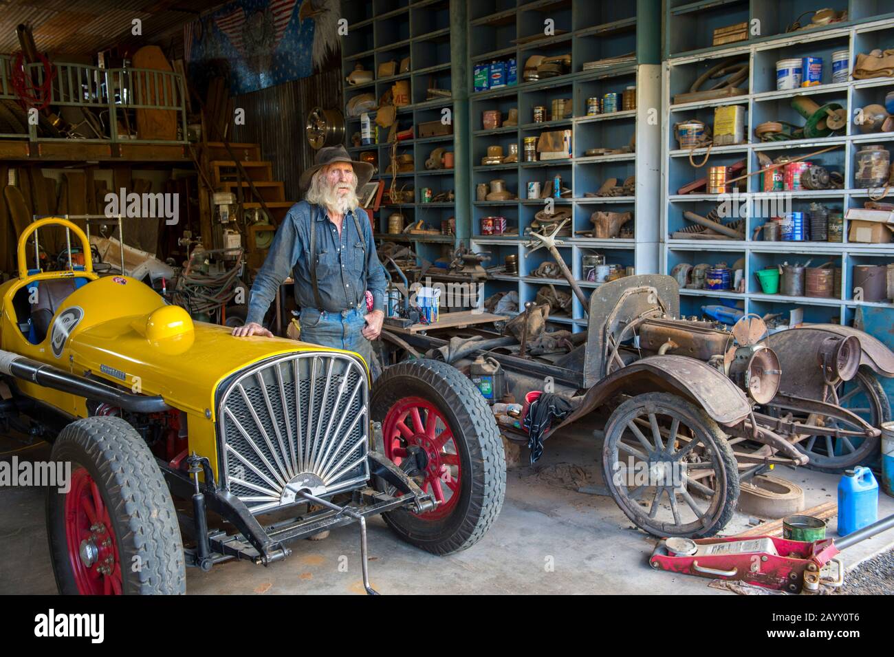 Don Robertson, der Besitzer und Gründer der historischen Goldkönigsmine und Geisterstadt aus den 1890er Jahren außerhalb von Jerome in Arizona, USA, in seiner Werkstatt w Stockfoto