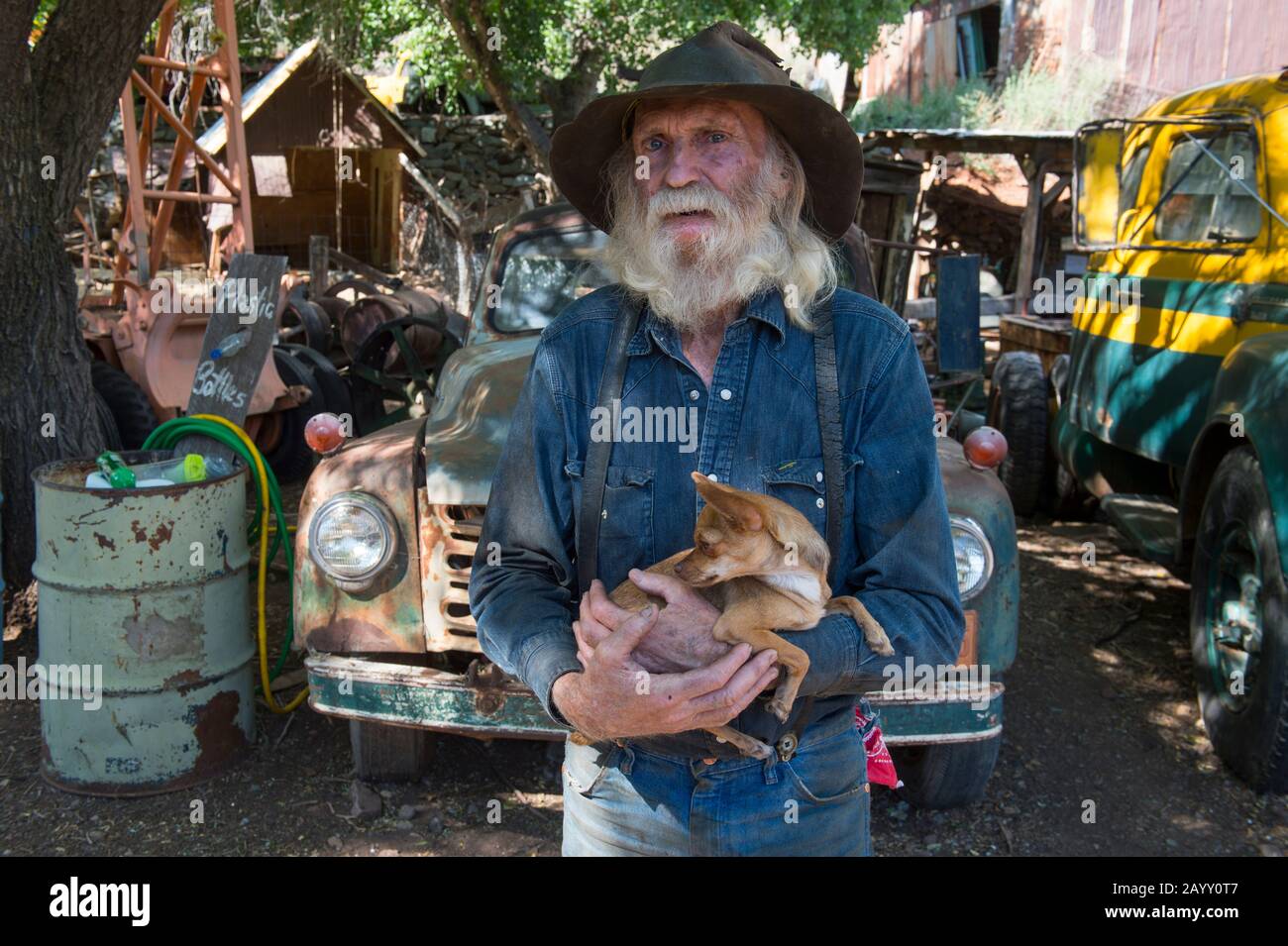 Porträt von Don Robertson, dem Besitzer und Gründer der historischen Goldkönigsmine und Geisterstadt aus den 1890er Jahren außerhalb von Jerome in Arizona, USA mit h Stockfoto