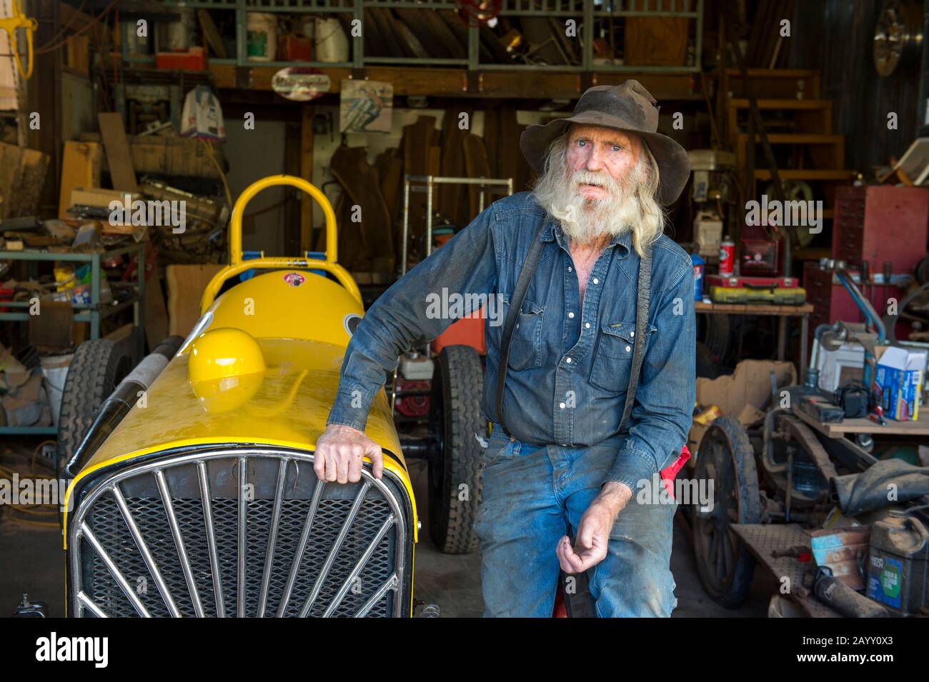 Don Robertson, der Besitzer und Gründer der historischen Goldkönigsmine und Geisterstadt aus den 1890er Jahren außerhalb von Jerome in Arizona, USA, in seiner Werkstatt w Stockfoto