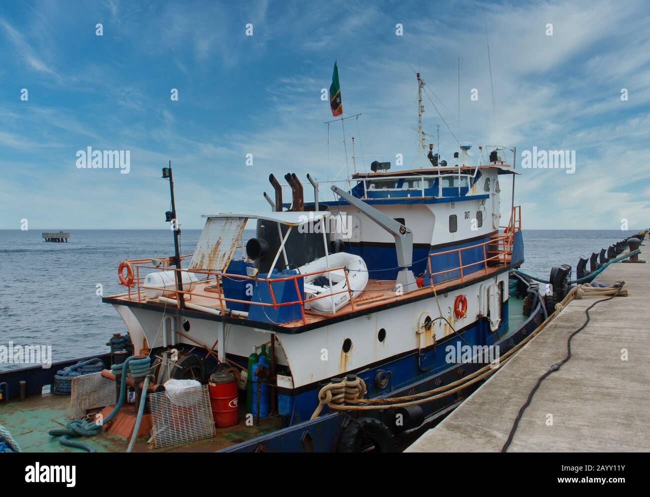 Old Rusty Blue and White Tugboat Stockfoto