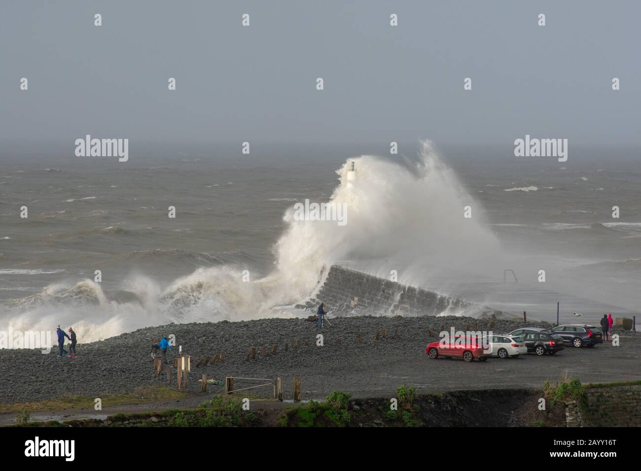 Die Sturmwinde, die über 60mph Uhr stürmen, und die morgendliche Flut verbinden sich und bringen riesige Wellen über die Irische See, um Aberystwyth zu schlagen. Stockfoto