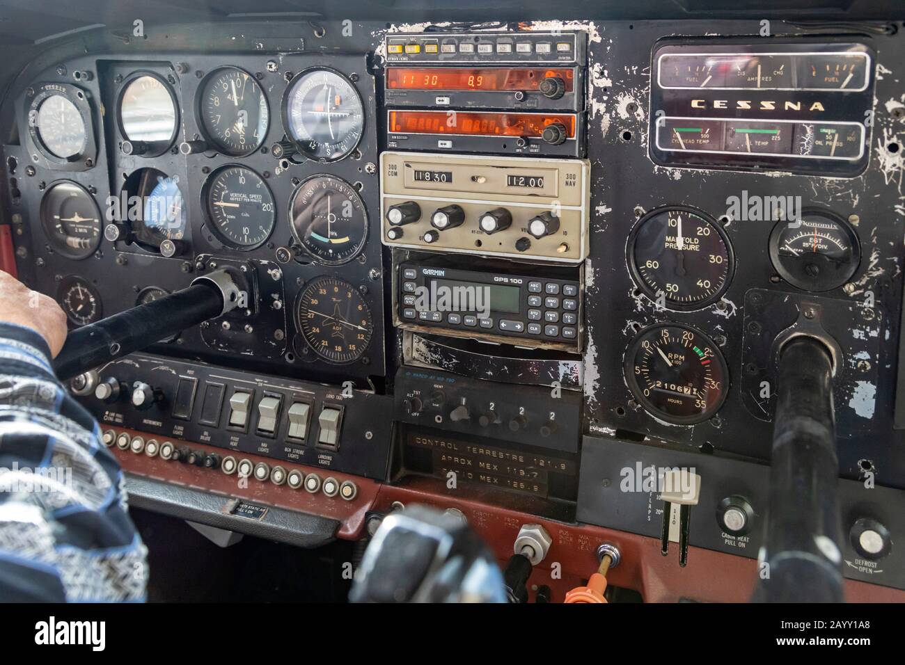 Oaxaca, Mexiko - Die Instrumententafel einer Cessna 172, die zwischen Puerto Escondido und Oaxaca de Juarez, Mexiko, fliegt. Stockfoto