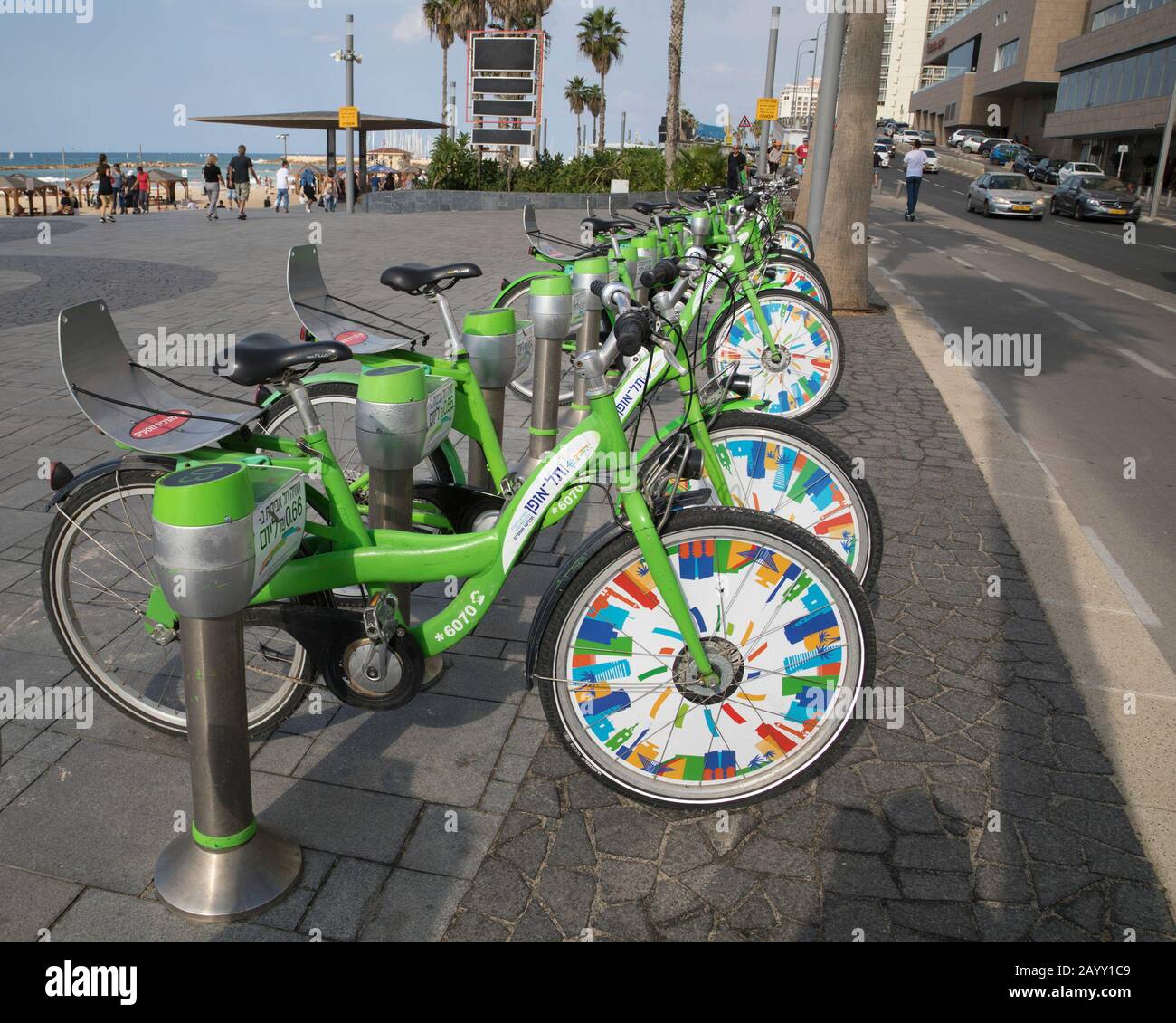 Tel-O-Fun Fahrradverleih am Strand an der Promenade von Tel Aviv in Israel. Stockfoto