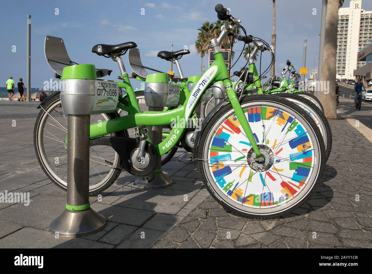 Tel-O-Fun Fahrradverleih am Strand an der Promenade von Tel Aviv. Stockfoto