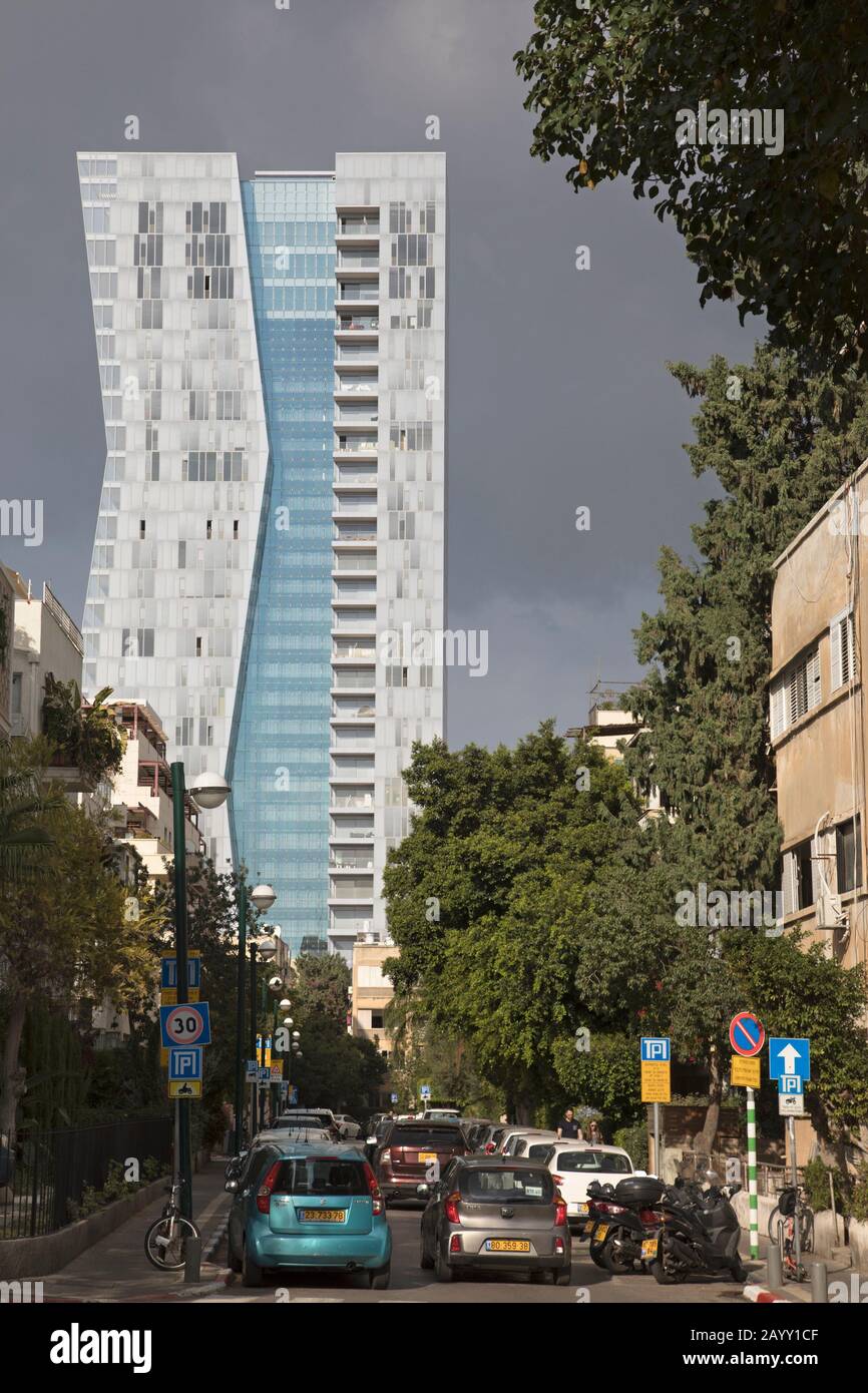 Arlozorov 17, ein neuer luxuriöser Wohnturm im alten nördlichen Viertel von Tel Aviv, Israel Stockfoto