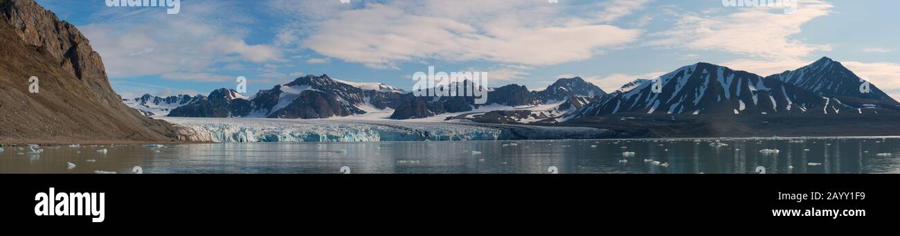 Panoramafoto (54x10 Zoll) des Fjortendes Julibreen (der 14. Juli Gletscher, der sich an den Nordwest-Spitzbergen im Krossfjord, Sv befindet Stockfoto
