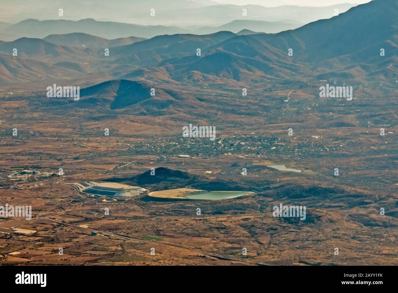 San Jose del Progreso, Oaxaca, Mexiko - Tailings von Fortuna Silvers umstrittener Silber- und Goldmine unterhalb der Stadt San Jose. Fünf Aktivisten p Stockfoto