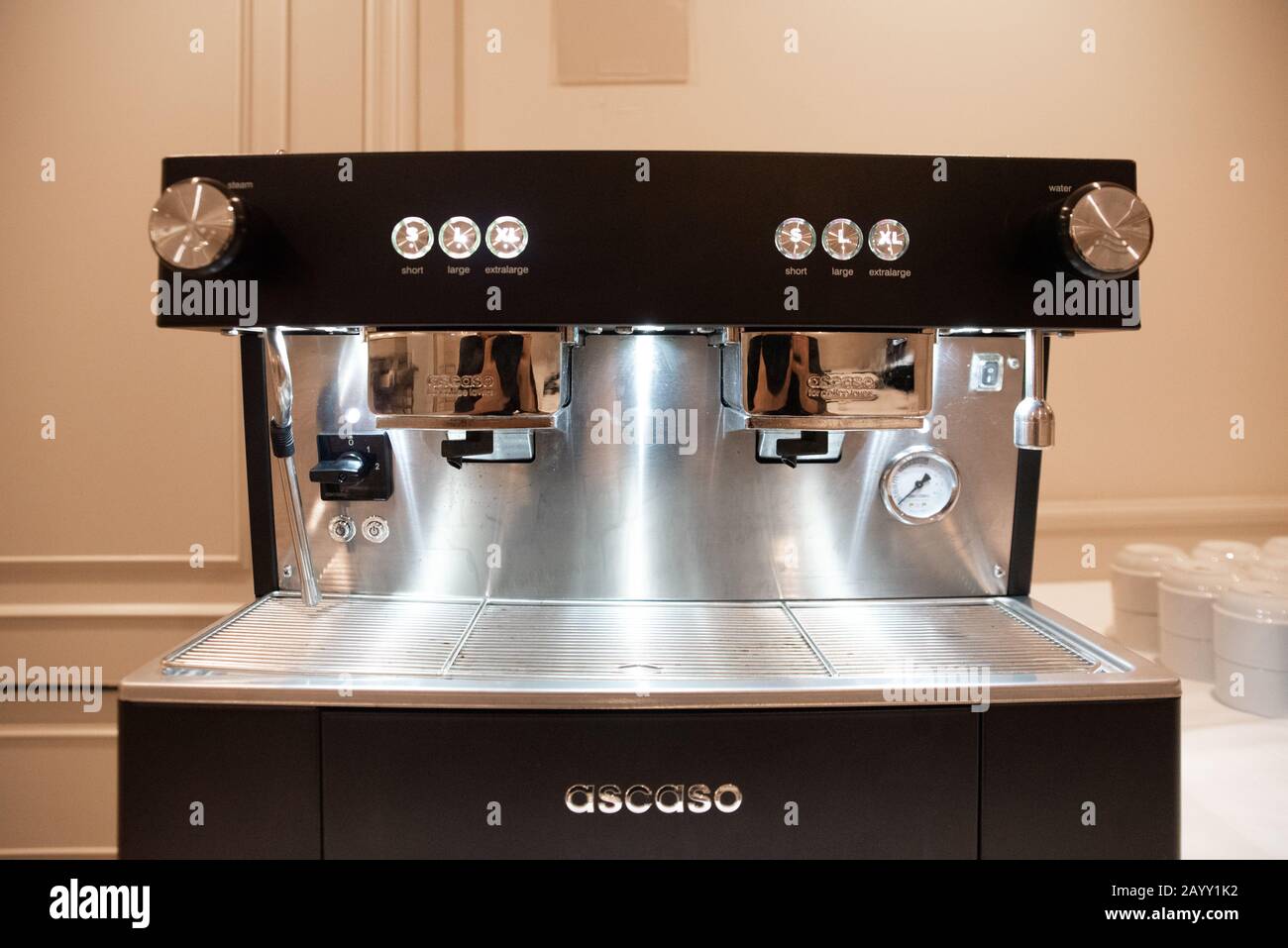 Valencia, Spanien - 13. Februar 2020: Kaffeemaschine der Marke Ascaso  Stockfotografie - Alamy