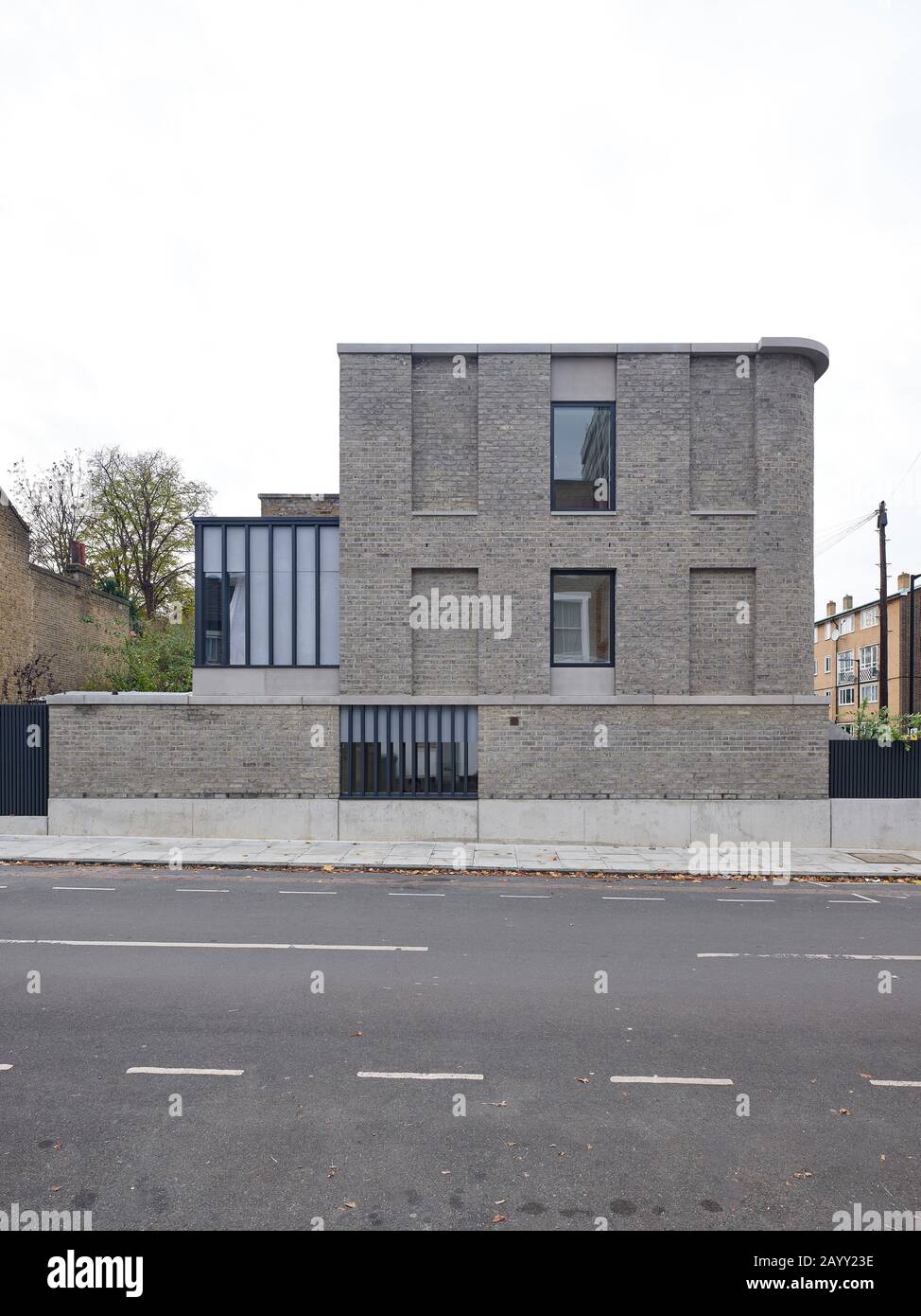 Vordere Erhöhung des Gebäudes auf der anderen Straßenseite. Corner House, London, Großbritannien. Architekt: 31/44 Architekten, 2019. Stockfoto