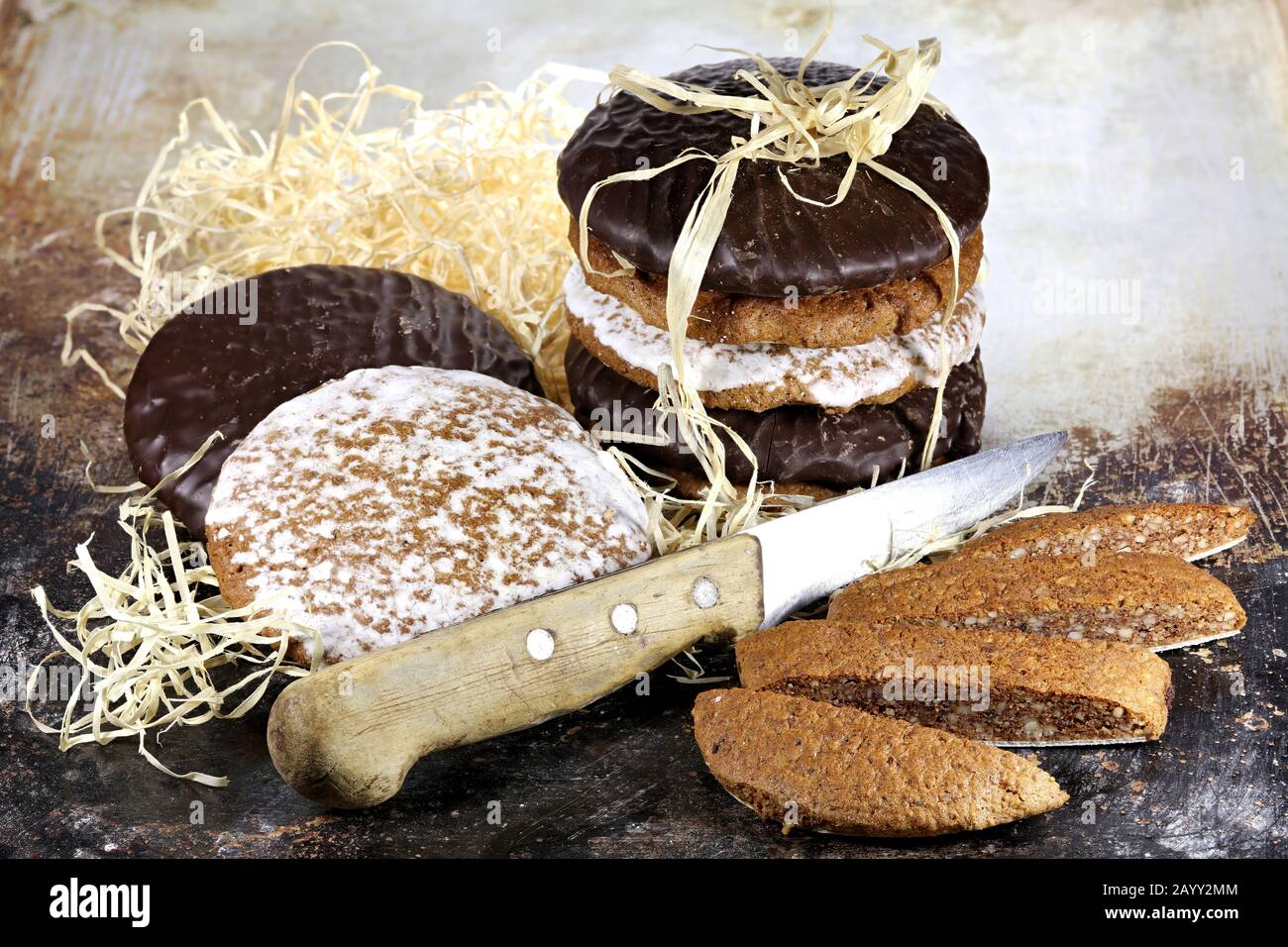 Original Nürnberg Lebkuchen (Lebkuchen) auf einem alten Backblech. Stockfoto