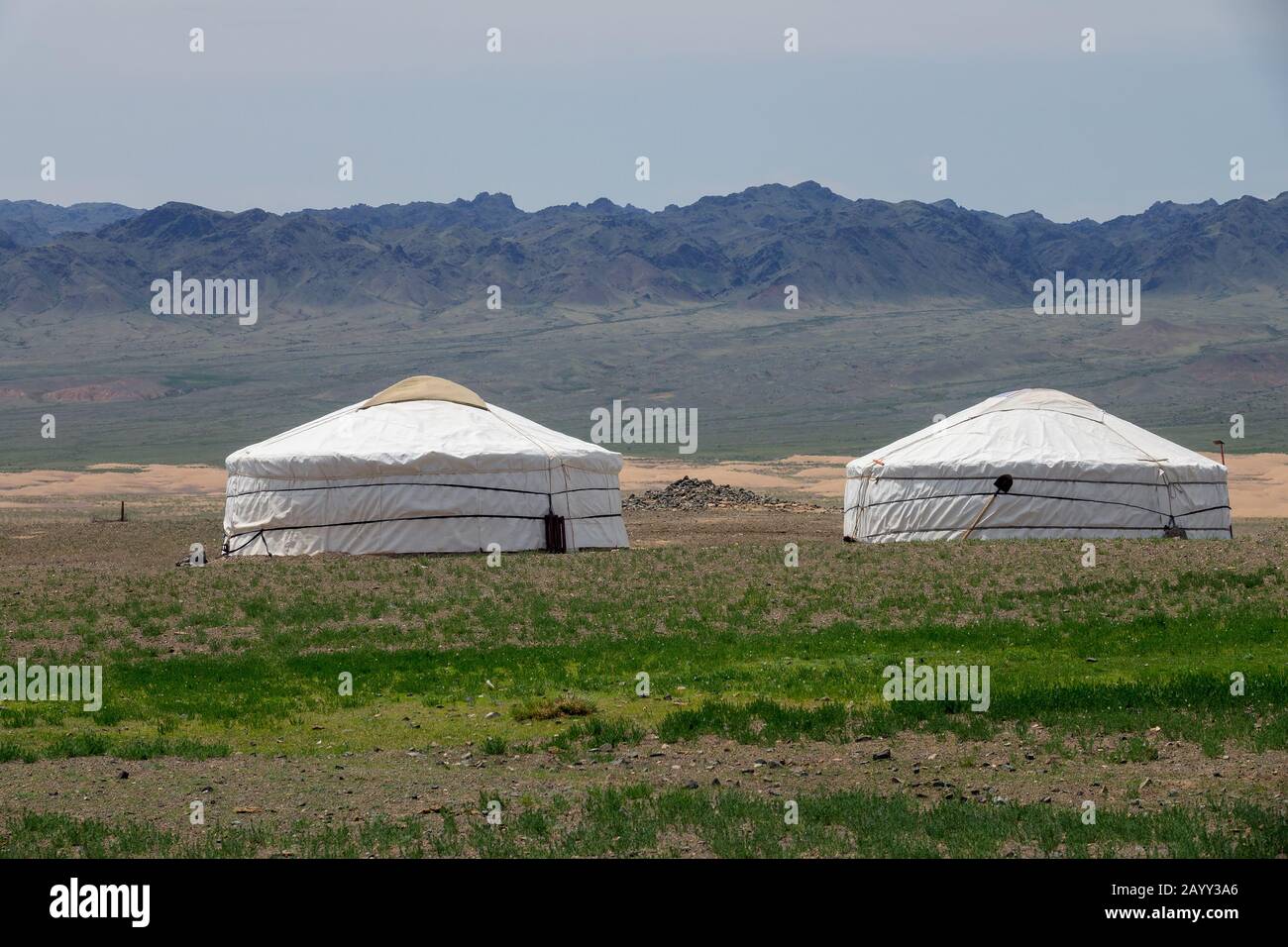 Traditionelle Yurts und Monitäne in der Mongolei Stockfoto