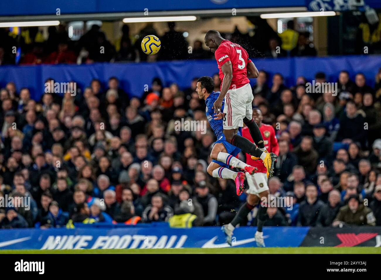 London, Großbritannien. Februar 2020. Eric Bailly von Man Udd (3) gewinnt den Ball in der Luft beim Premier League-Spiel zwischen Chelsea und Manchester United an der Stamford Bridge, London, England am 17. Februar 2020. Foto von David Horn. Kredit: Prime Media Images/Alamy Live News Stockfoto