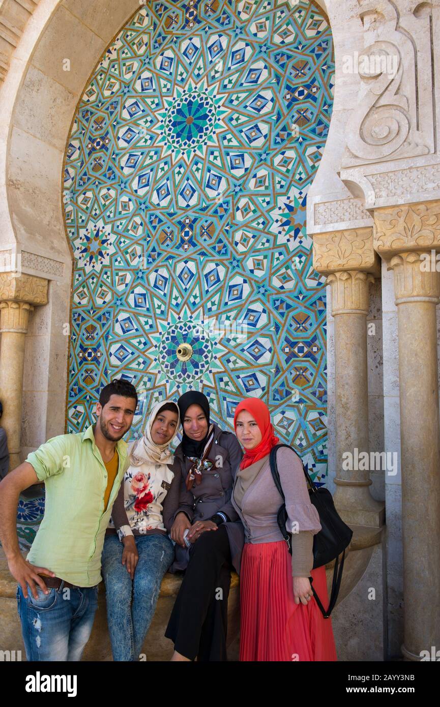 Marokkanische Teenager fotografieren an einem Brunnen in der Hassan-II-Moschee oder in Grande Mosquee Hassan II. In Casablanca, der größten Moschee in den Mukenkedern Stockfoto