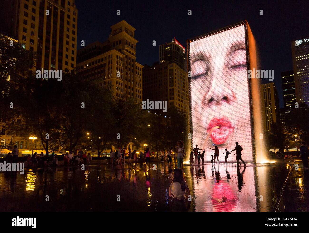 Millennium Park, Crowd at Crown Fountain von Künstler Jaume Plensa und ausgeführt von Krueck und Sexton Architects, Wolkenkratzer der Innenstadt im Hintergrund, Chicago, Illinois, USA. Stockfoto