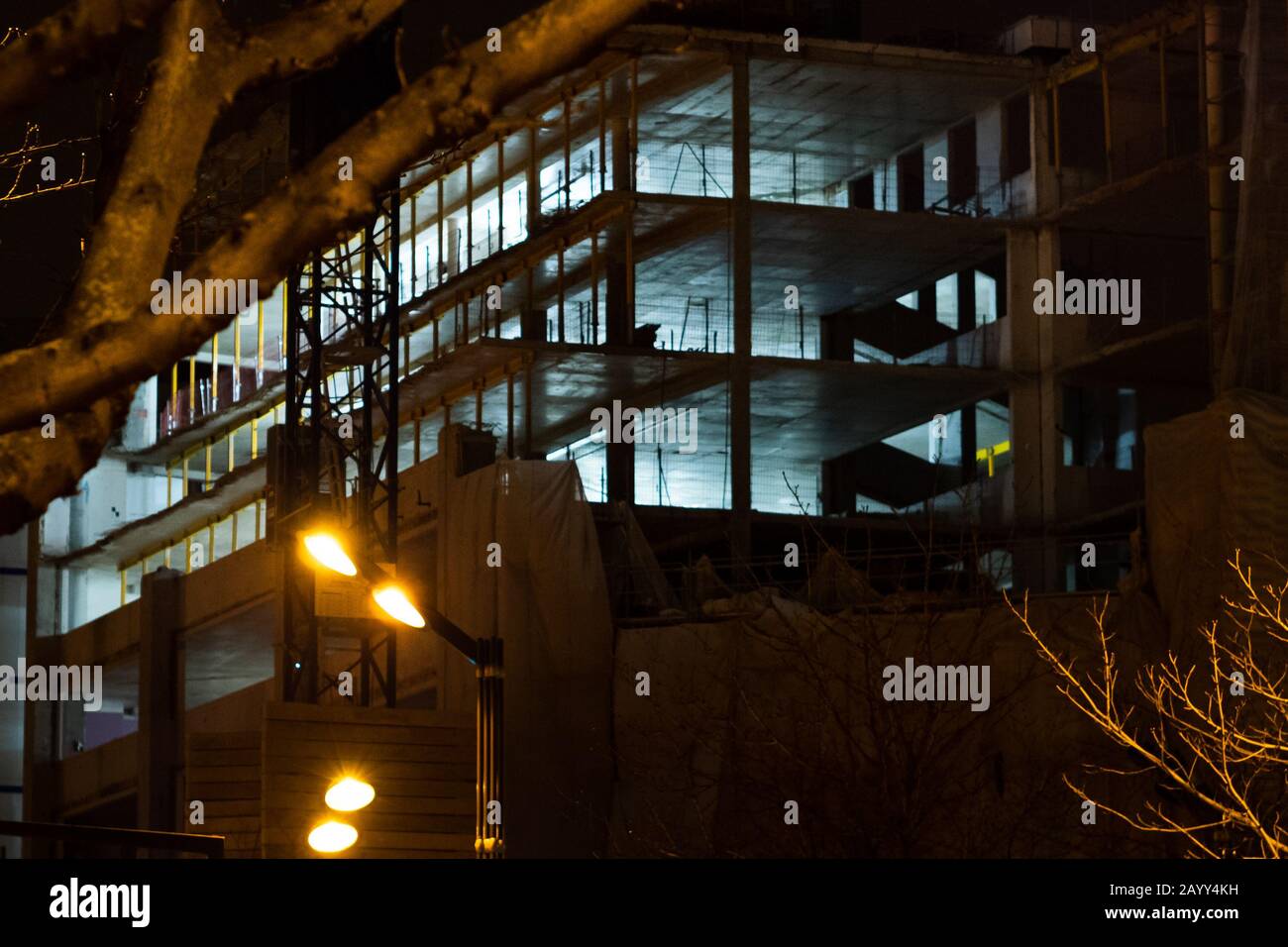 Gebäude wird nachts in Paris gebaut Stockfoto