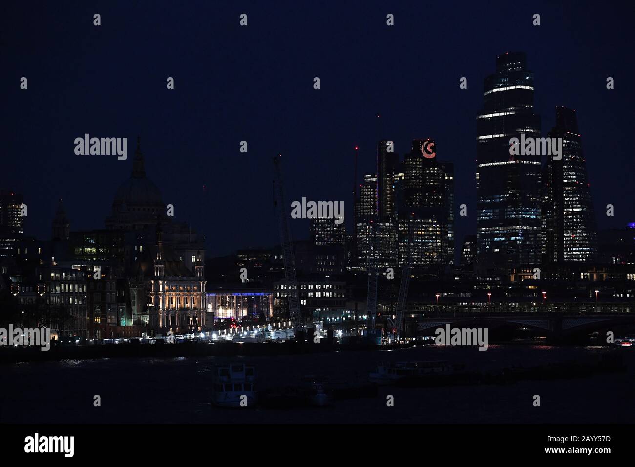 Blick auf die Skyline von London von der Waterloo Bridge, mit St Paul's Cathedral, Tower 42, 22 Bishopsgate und dem Leadenhall Building (auch Cheesegrater genannt). PA Foto. Bilddatum: Montag, 17. Februar 2020. Fotoreporter sollte lauten: Kirsty O'Connor/PA Wire Stockfoto