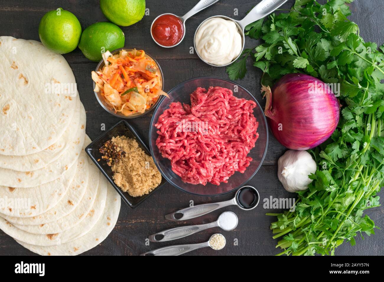 Zutaten für koreanisches Rindfleisch Tacos: Hackfleisch, Kimchi, Cilantro und andere Zutaten für die Fusionsküche Stockfoto