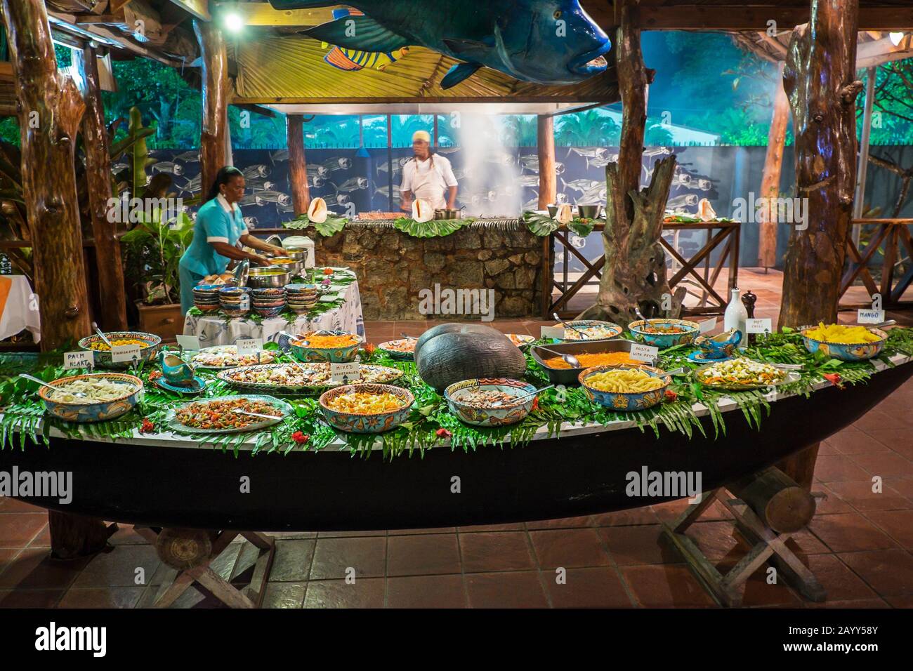 Das große Buffet wird in Les Lauriers, der Insel Praslin, den Seychellen serviert Stockfoto