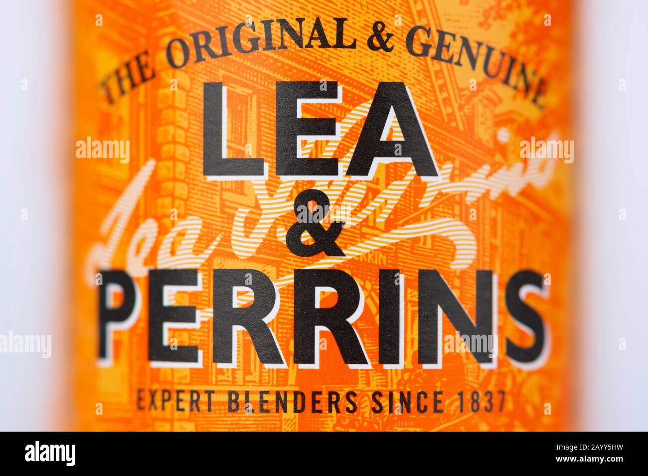 Eine Nahaufnahme des Lea & Perrins Worcestershire Sauce Logos, wie sie auf einer Flasche zu sehen ist, auf weißem Hintergrund. Stockfoto