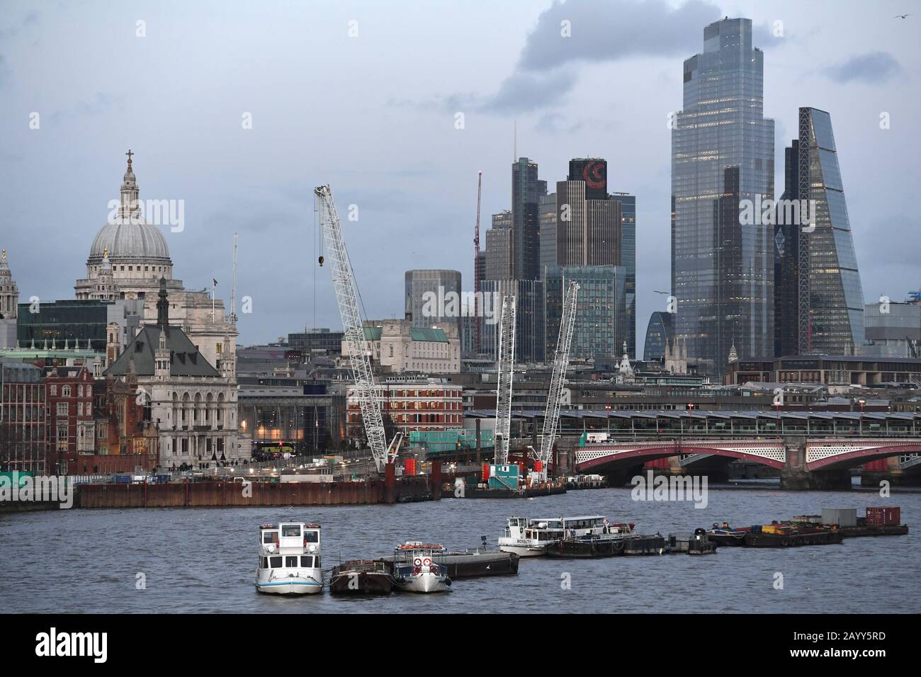 Blick auf die Skyline von London von der Waterloo Bridge, mit St Paul's Cathedral, Tower 42, 22 Bishopsgate und dem Leadenhall Building (auch Cheesegrater genannt). PA Foto. Bilddatum: Montag, 17. Februar 2020. Fotoreporter sollte lauten: Kirsty O'Connor/PA Wire Stockfoto