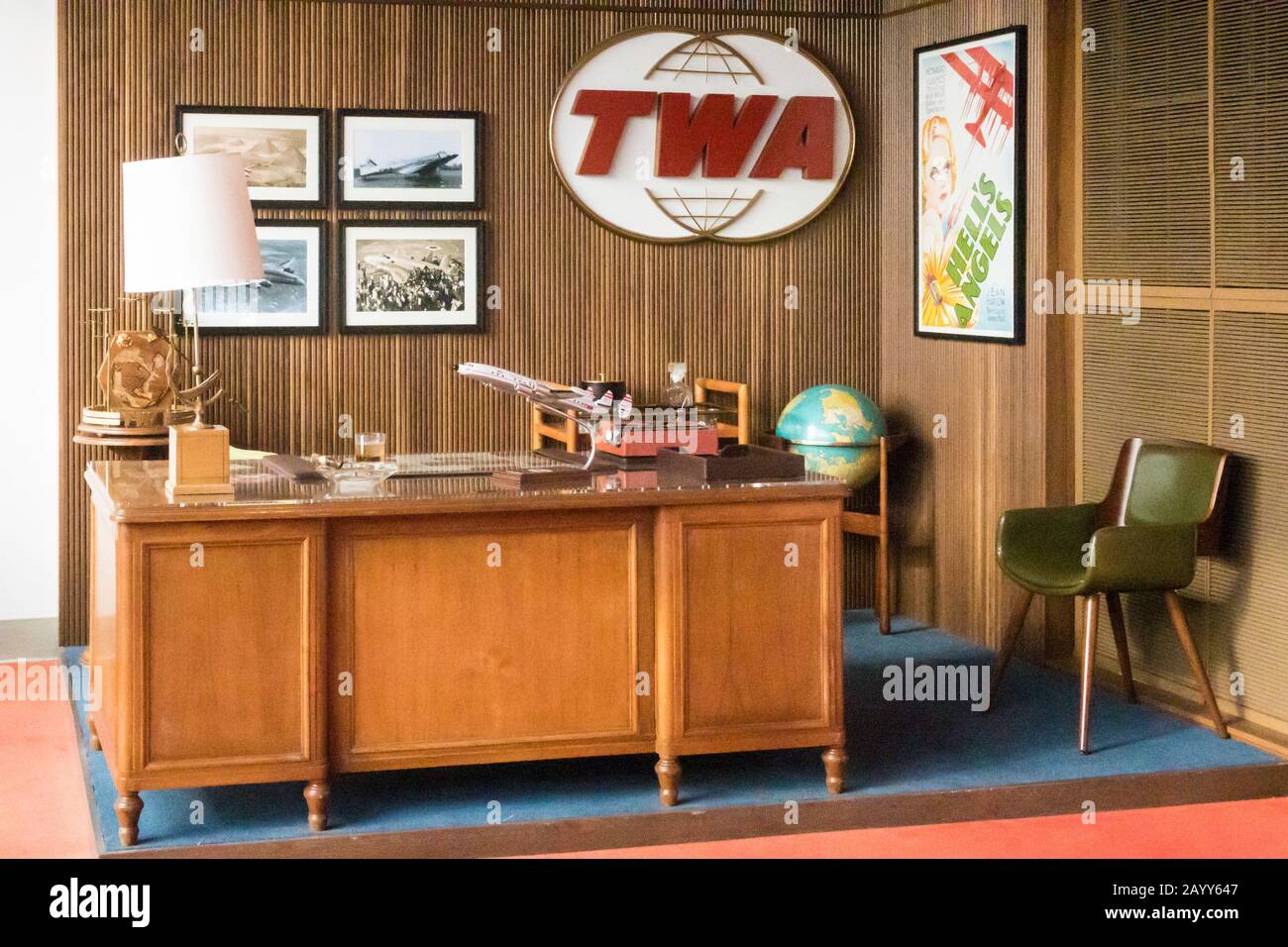 Klassische Nachbildung des Howard Hughes Büros 1962, Trans World Airways am John F. Kennedy International Airport, NYC, USA Stockfoto