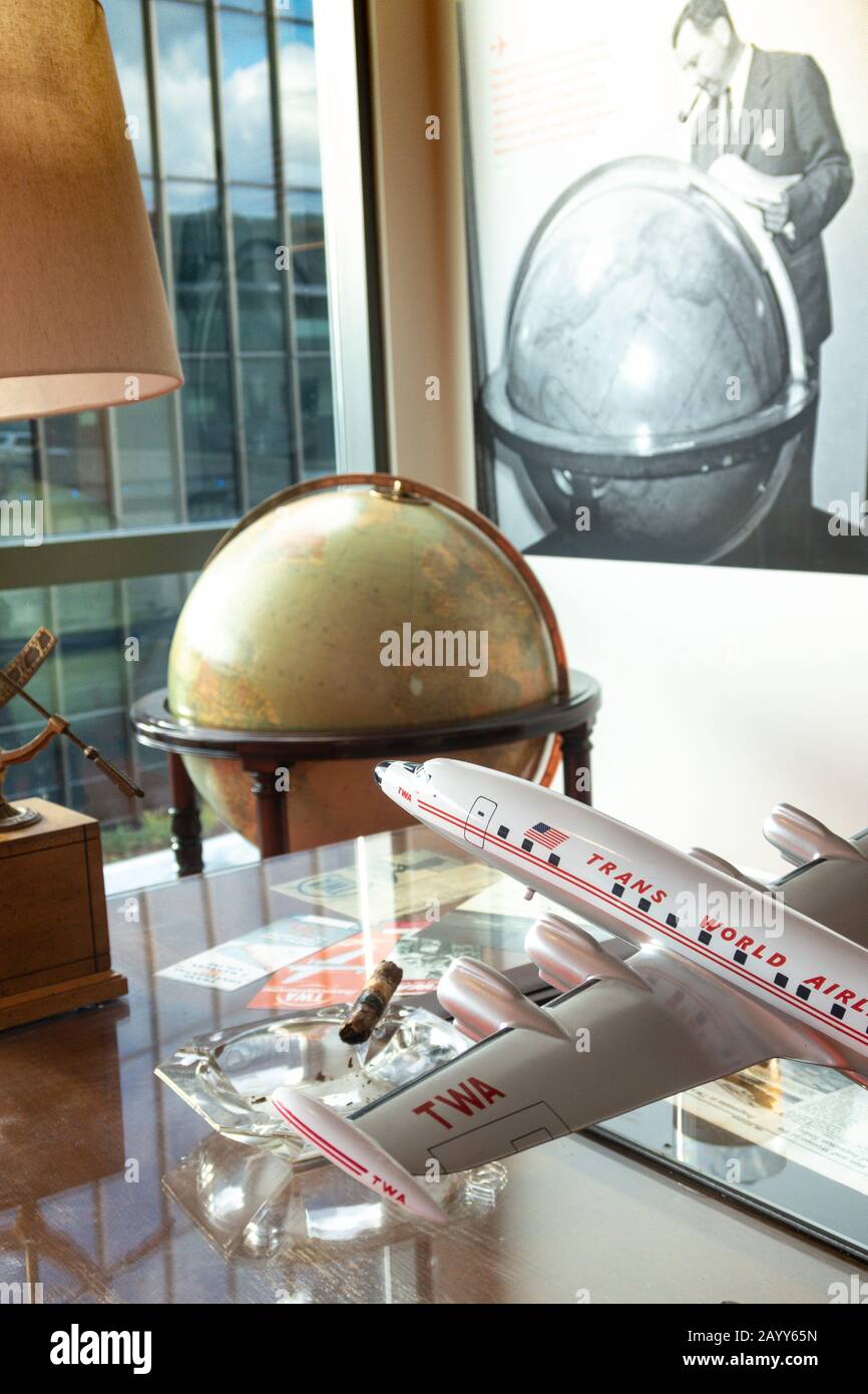 Klassische Nachbildung des Howard Hughes Büros 1962, Trans World Airways am John F. Kennedy International Airport, NYC, USA Stockfoto