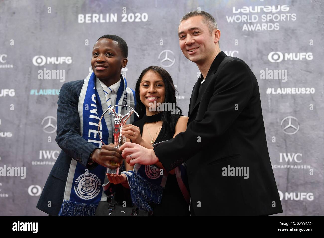 Berlin, Deutschland. Februar 2020. Laureus Sport for Good Award: South Bronx vereint mit der Trophäe. Ges/Laureus World Sports Awards 2020, Berlin, 17. Februar 2020 - weltweite Nutzung Credit: Dpa/Alamy Live News Stockfoto