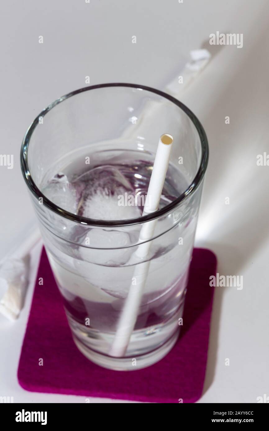 Glas Eiswasser mit Papierstroh, USA Stockfoto