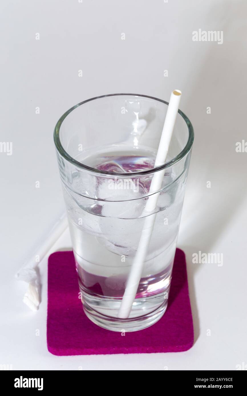 Glas Eiswasser mit Papierstroh, USA Stockfoto