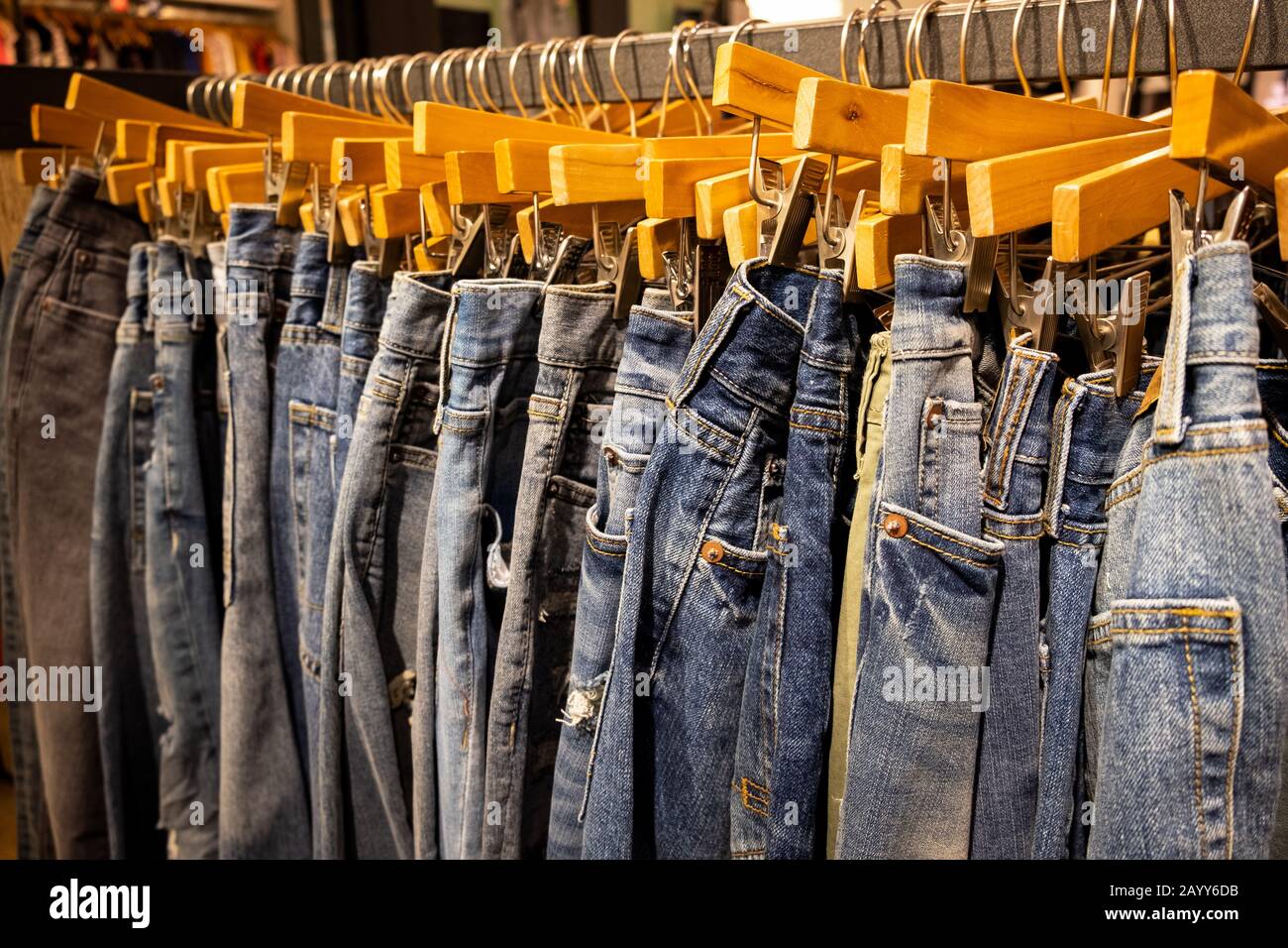 Mode blaue Hosen und Jeans auf dem Regal im Bekleidungsgeschäft. Stockfoto