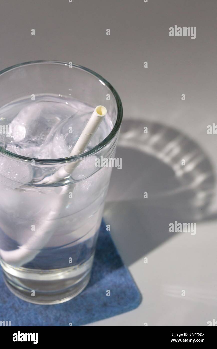 Glas Eiswasser mit Papierstroh, USA Stockfoto