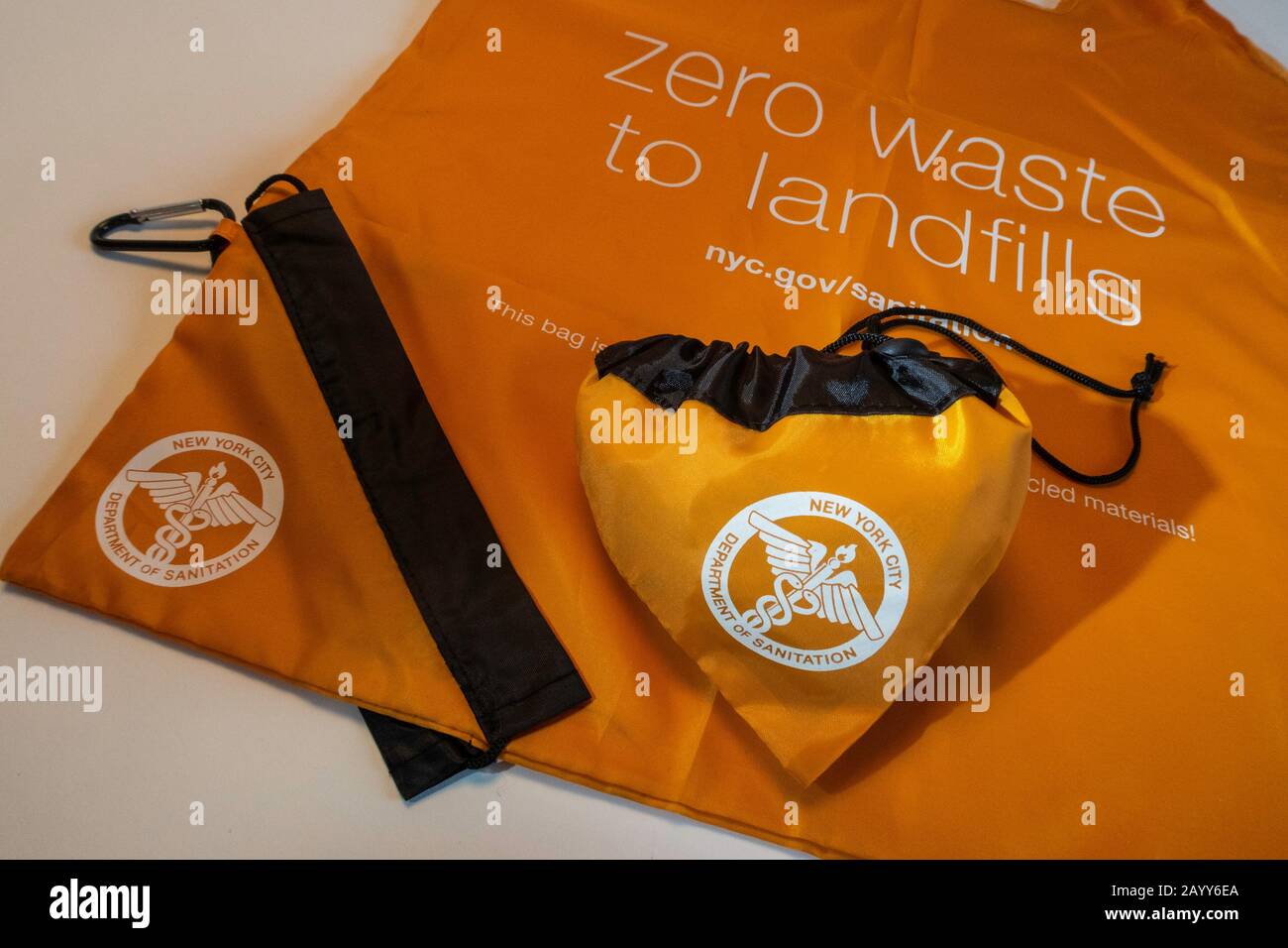 Kostenlose wiederverwendbare Taschen werden Einwohnern des US-Bundesstaates New York angeboten Stockfoto