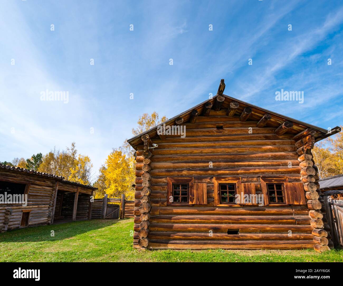 Altmodisches Holzhaus oder Holzhütte im traditionellen Stil mit Fensterläden, Taltsy-Museum für Holzarchitektur, Region Irkutsk, Sibirien, Russland Stockfoto