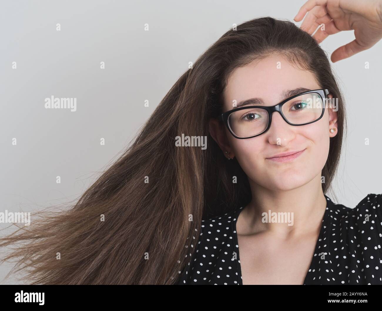 Porträt einer Lächelnden, Bespeckten Langhaarigen Brunette Teen Girl Stockfoto