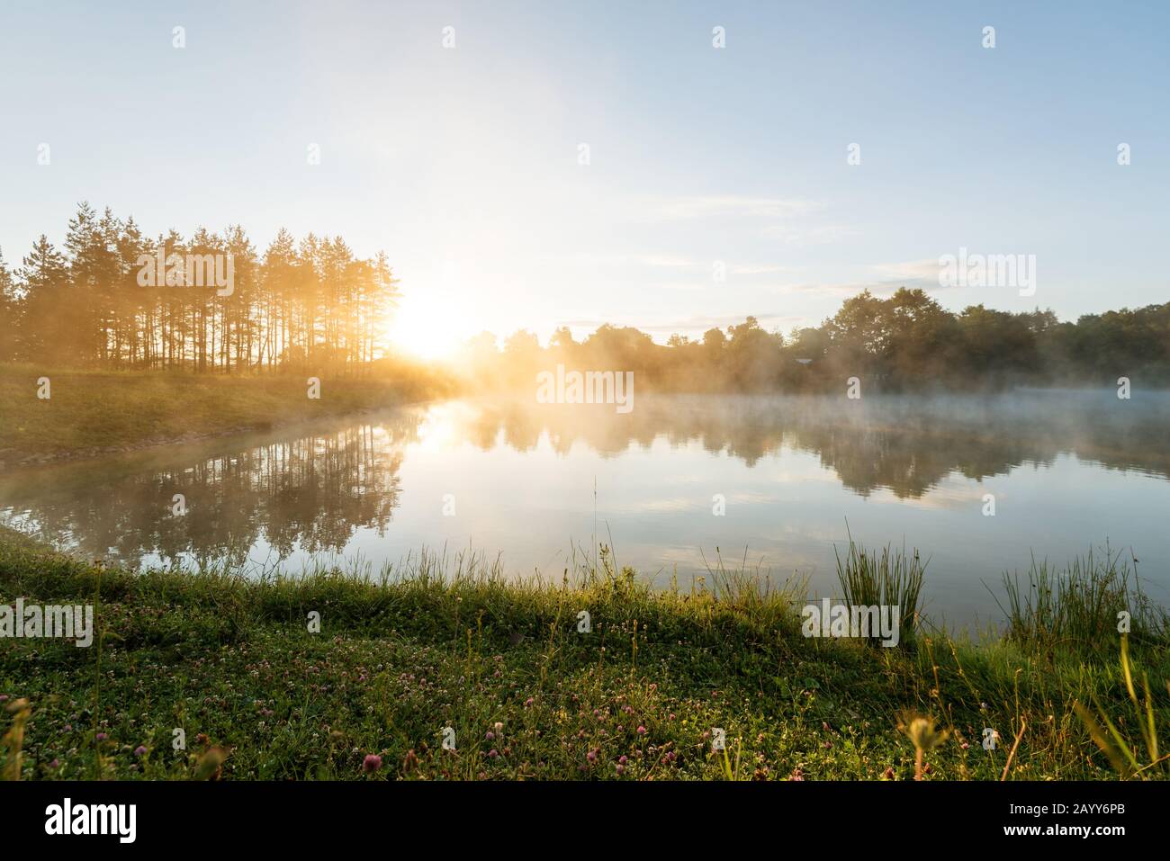 Morgens Nebel auf dem See, Sonnenaufgang geschossen. Stockfoto