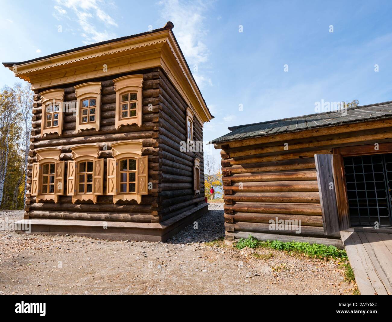 Altmodisches Holzhaus im traditionellen Stil mit Fensterläden, Taltsy-Museum für Holzarchitektur, Region Irkutsk, Sibirien, Russland Stockfoto