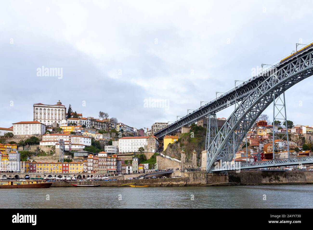 Porto, Portugal. Panorama-Stadtbild von Porto, Portugal mit der berühmten Luis-I-Brücke und dem Fluss Douro Stockfoto