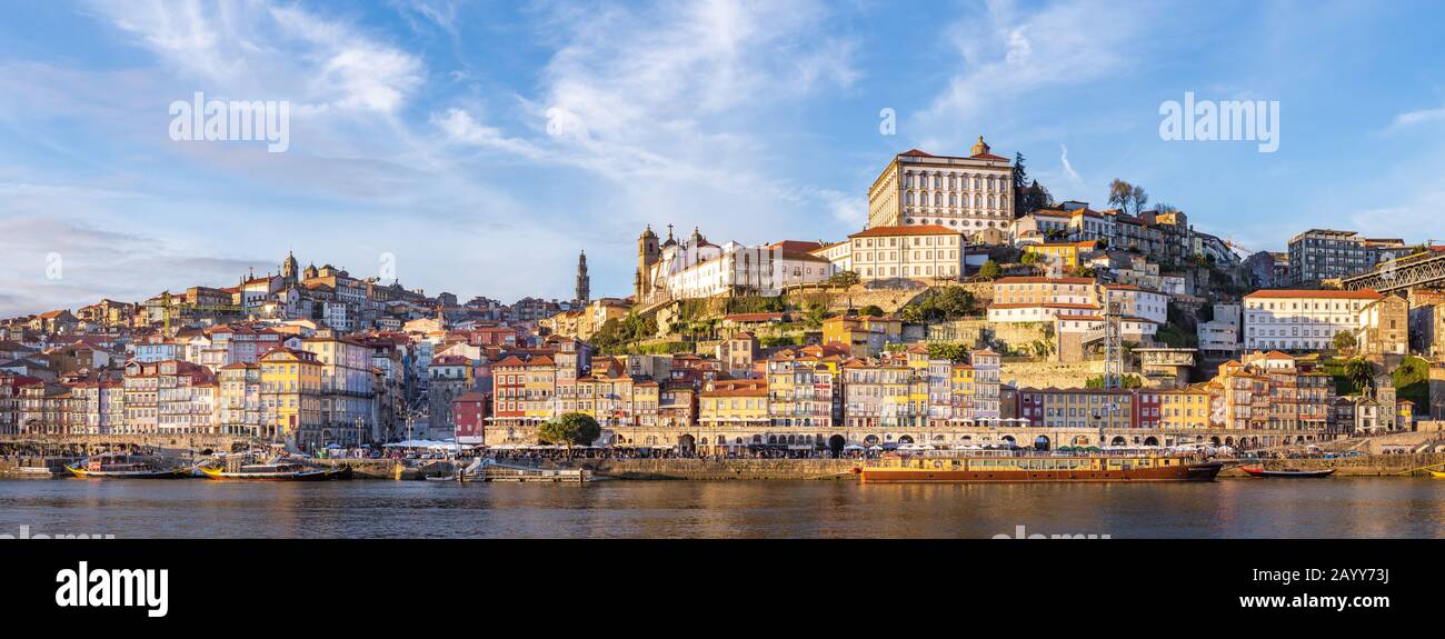 Porto in Portugal und sein schöner touristischer Teil von Gaia und die malerische historische Architektur des alten Europas. Bunte Gebäude von Porto Stockfoto