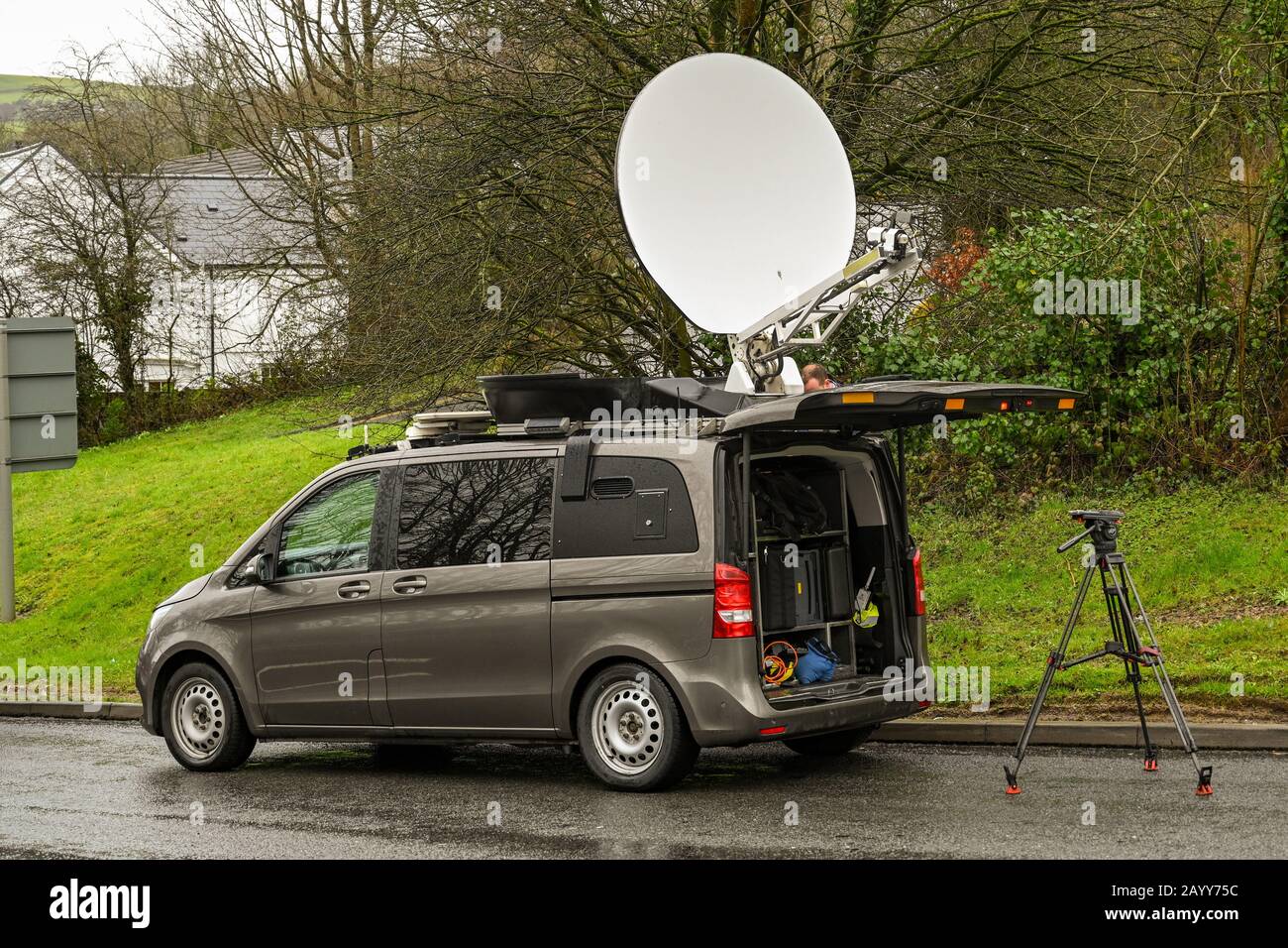 NANTGARW, IN DER NÄHE VON CARDIFF, WALES - FEBRUAR 2020: Mobile TV-Sendeeinheit mit faltbarer Satellitenschüssel auf dem Dach bei einem Hochwasser in Nantgarw nea Stockfoto