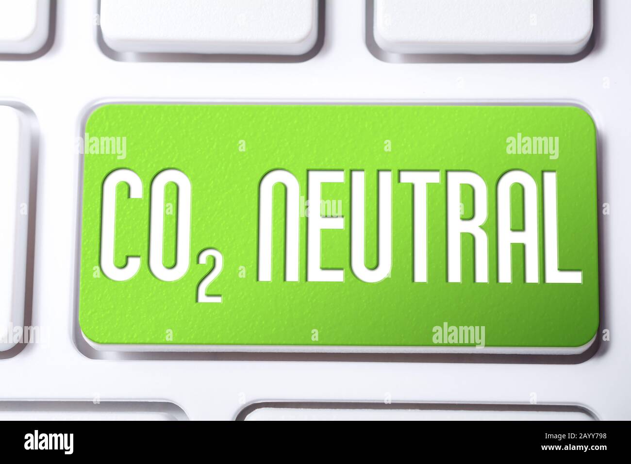 CO2-neutral auf EINER grünen Tastaturtaste, Konzept zur Reduzierung der globalen Erwärmung Stockfoto