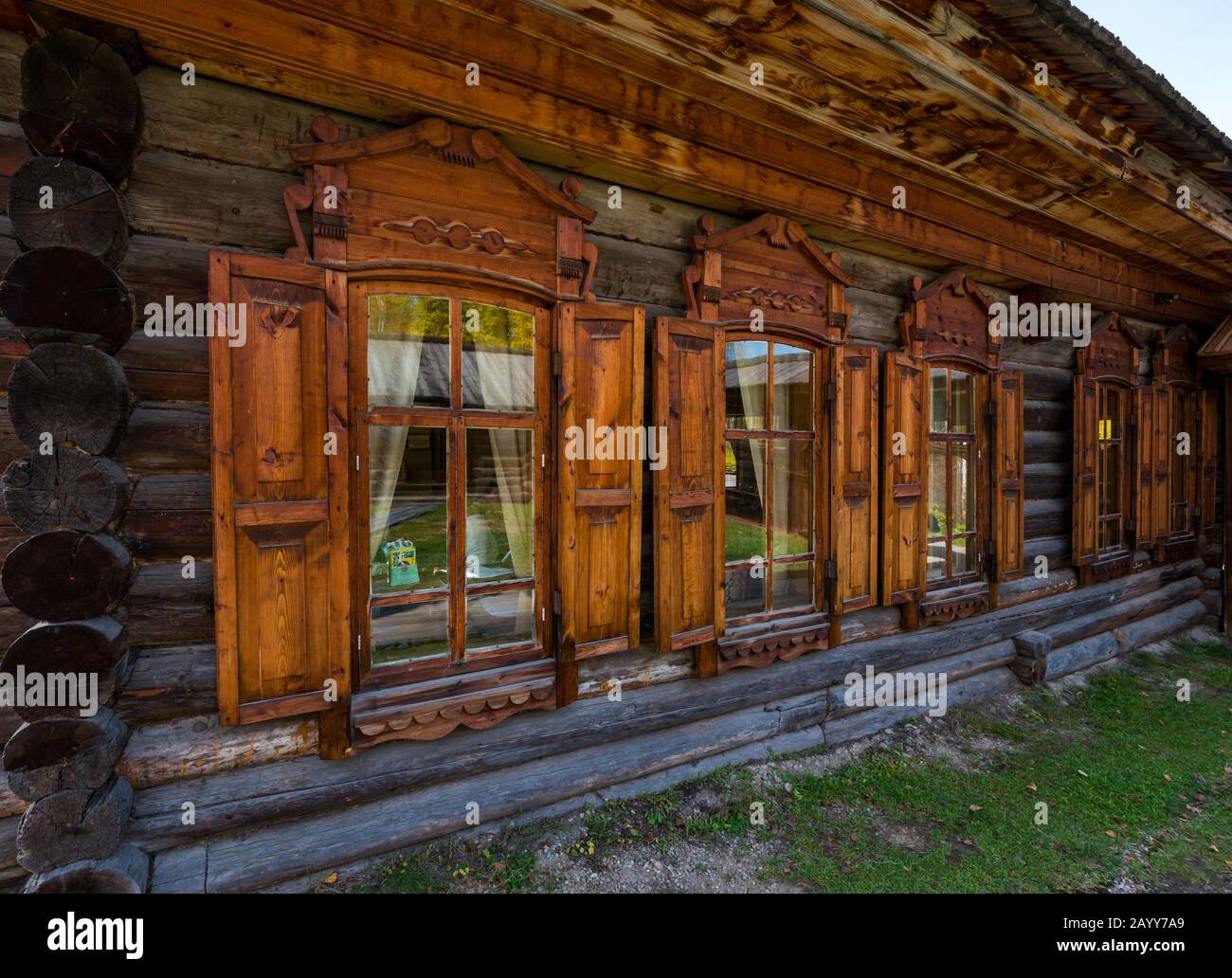 Altmodische Holzhütte im traditionellen Stil mit Fensterläden, Taltsy-Museum für Holzarchitektur, Region Irkutsk, Sibirien, Russland Stockfoto