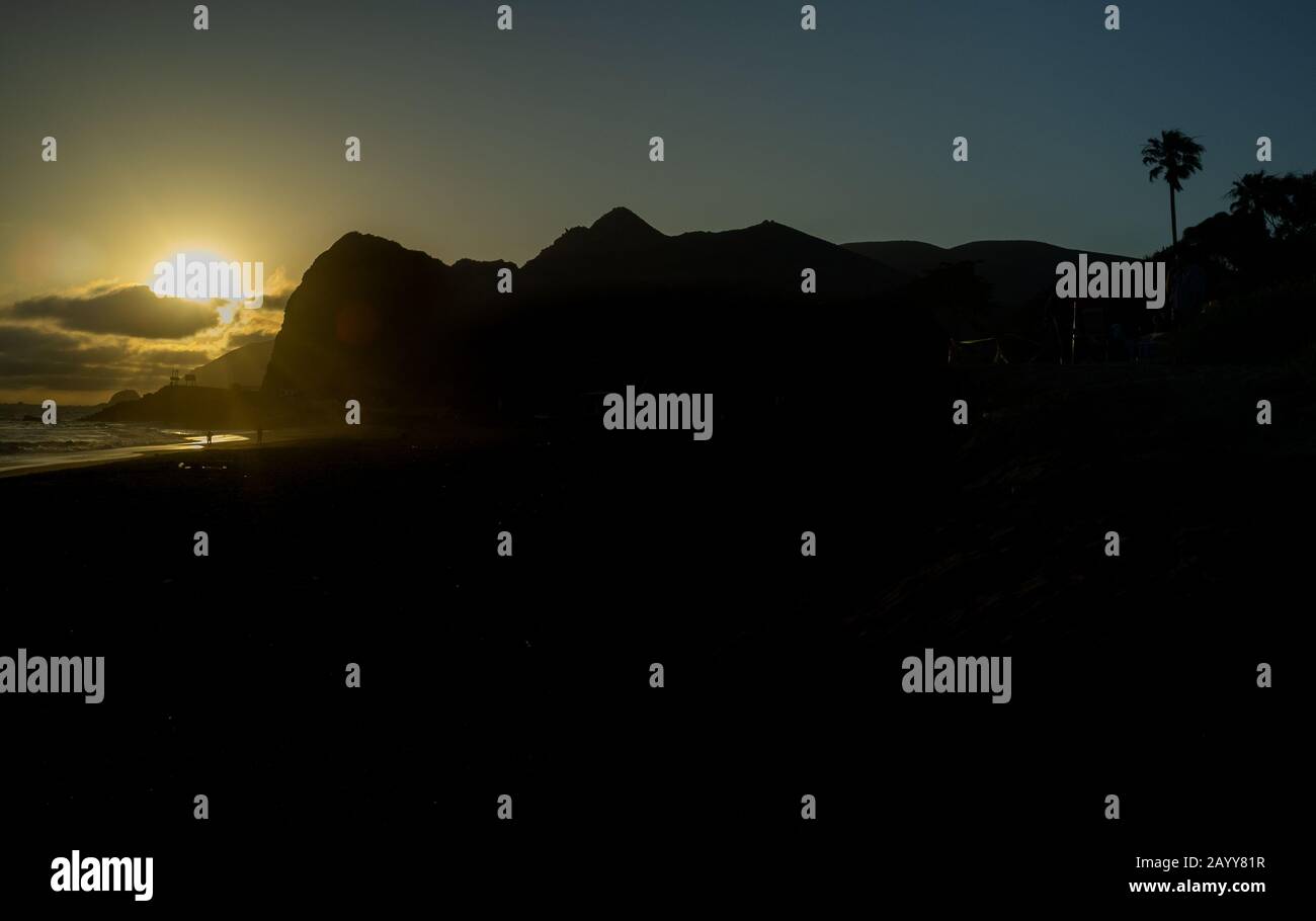 Sonnenuntergang am Point Mugu Felsen und Strand im Point Mugu State Park im California Highway 1 in Malibu, Kalifornien USA. Stockfoto